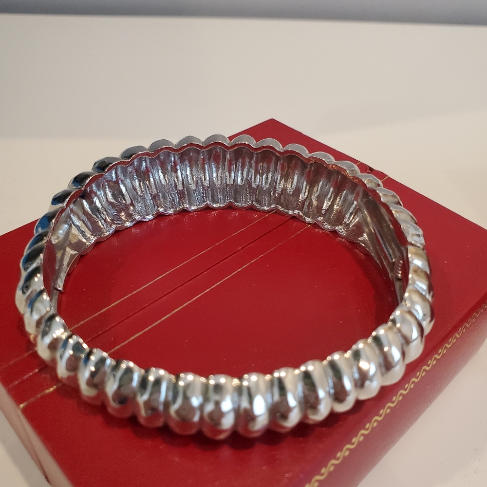 Vintage Bracelet and‎ Clip Earrings - Picture 5 of 16